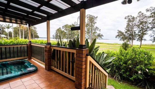 Pool and Spa on the Lakefront - Killarney Vale