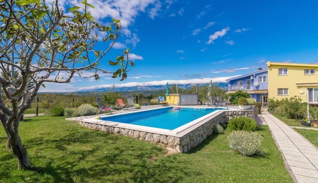 Pool apartments w/ 2000m fully fenced garden *Nika