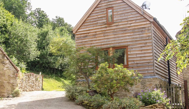 POOL BARN, pet friendly, character holiday cottage in Craven Arms
