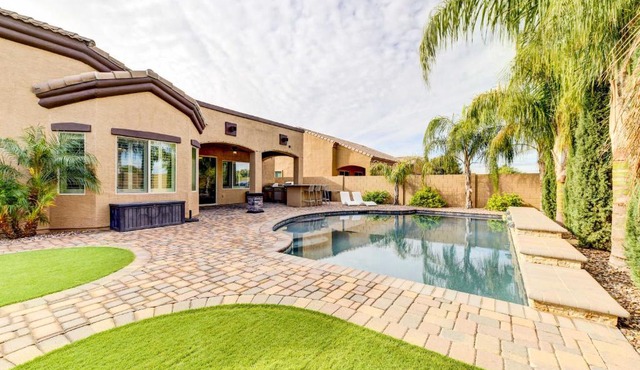 Pool, BBQ and Bar Family Home in Queen Creek