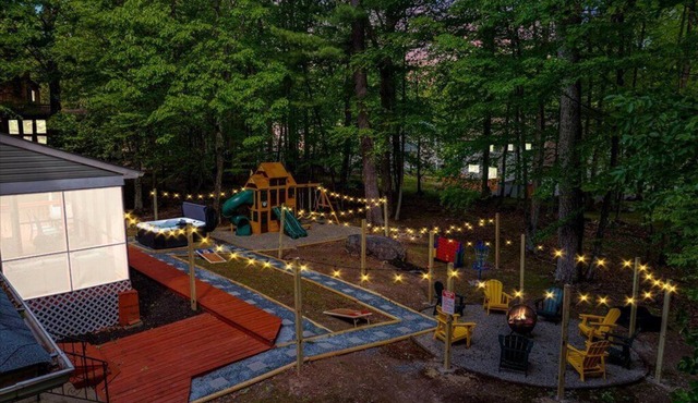 Pool, Beach, Lake, Hot Tub, Game Room, fire pit!