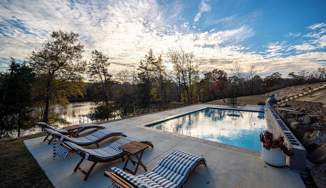 Pool ~ Boat Dock ~ Volleyball Court 9 BR ~ Sleeps 24