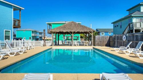Pool Cabana Backyard w Fire Pit Walk to the Beach Villa Reel by AvantStay