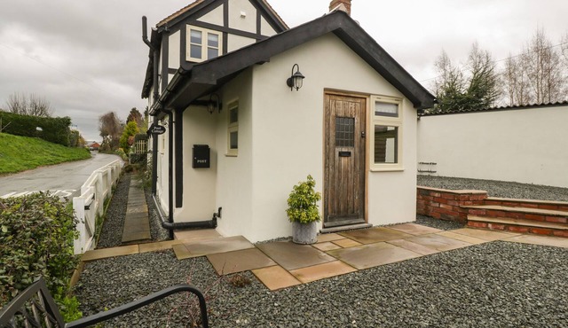 POOL COTTAGE, pet friendly, character holiday cottage in Eardisley