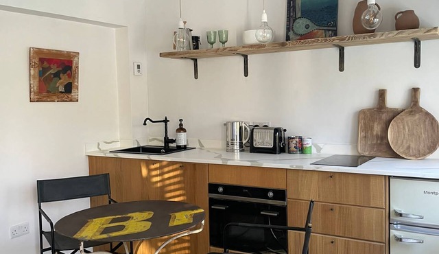 Pool Cottage, stylish couples retreat near London and the Coast.