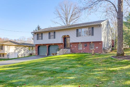 Pool, Deck and Grill Spacious Apt in Naugatuck!