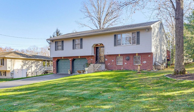 Pool, Deck & Grill: Spacious Apt in Naugatuck!