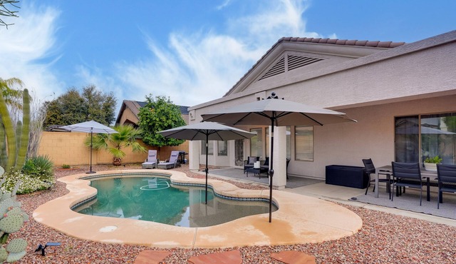 Pool, Fenced Yard: El Mirage 'Sunshine House'
