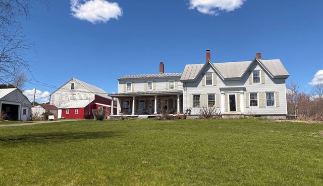 Pool, fire pit & minutes to Messalonskee Lake!