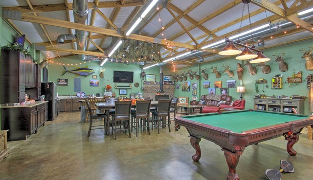 Pool & Fire Pit! 'Outlaw Gameroom' in St Matthews