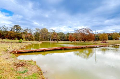 Pool, Fire Pit & Pond: Angler's Retreat in Griffin