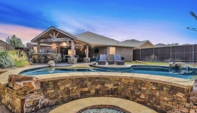 POOL, Firepit, Gameroom, Great for Families