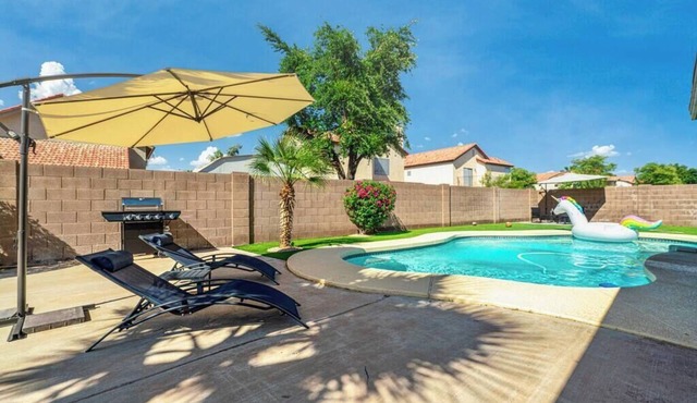 Pool, fireplace, 5 mi from West Gate.