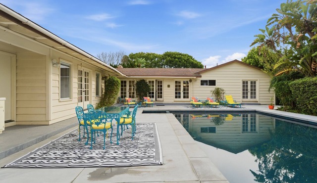 Pool, Foosball, Pool Table, Basketball Family Friendly, blocks from the beach!