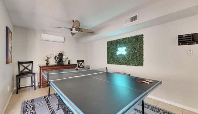 Pool/Game Room 10 min to Airport