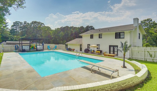 Pool & Game Room: Family Retreat in Fayetteville