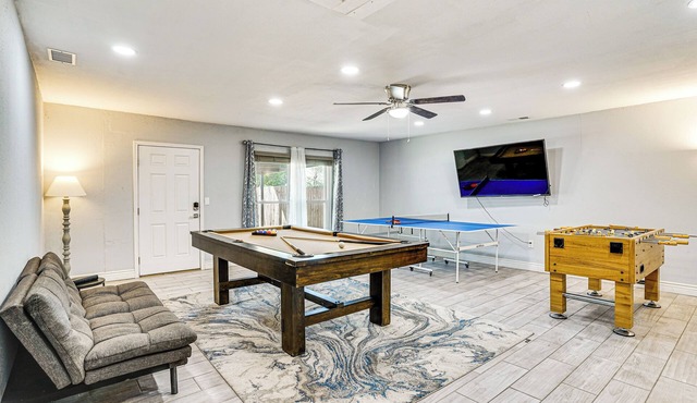 Pool. Game Room. Fast WiFi. 25 mile biking trail. Large Private back yard.