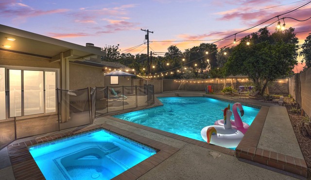 Pool - Game Room - Fire Pit - Free Parking - Sleeps 12!