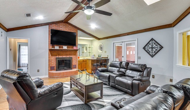 Pool + Gameroom: Family Fun Retreat in Hinesville!