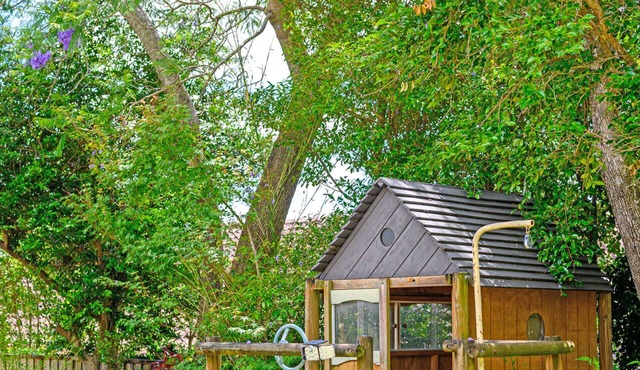 Pool + Garden + Bush Views Spacious 4 BR home