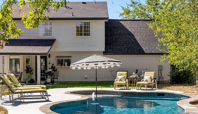 Pool Getaway | Movie Room | Games | Yard BBQ Pets