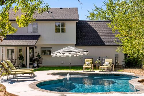 Pool Getaway Movie Room Games Yard BBQ Pets