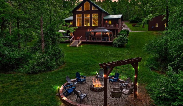 Pool Golf Simulator Hot Tub Huge Game Room Cabin in Hocking Hills