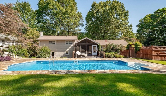 Pool+Gorgeous Bkyd 4BR–Slps 8 Owner NHood (1799)
