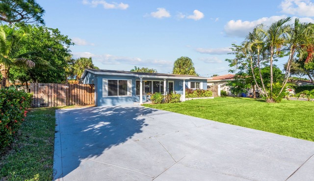 Pool*grill*fenced yard*pets ok*3 bedroom*2 bath*6 minutes to beach*private home