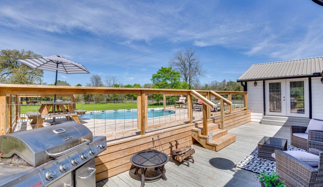 Pool, Grill & Fire Pit: Grapeland Farm Retreat