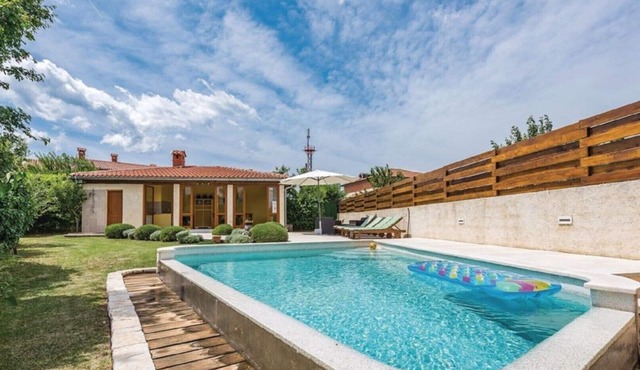 Pool, grill, WiFi, billiards, bicycles, badminton, dishwasher, washing machine