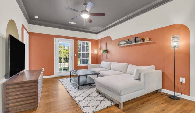 Pool, Gym & Central Location! 2- King Beds