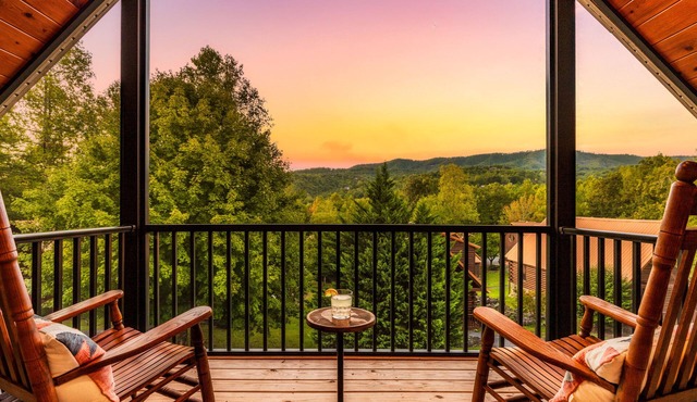 Pool! Gym! Family favorite.enclosed patio. Hot tub, fireplace. No scary roads!
