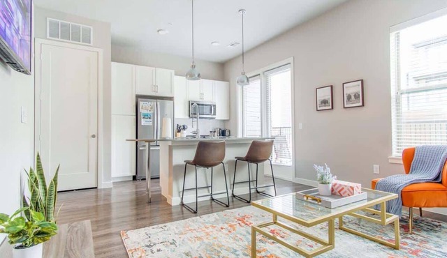 Pool + Gym + Parking 1BR King Suite A