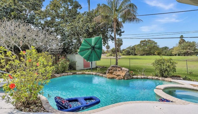 Pool Heat I Firepit and BBQ I 75"TV I Foosball I 581mbps