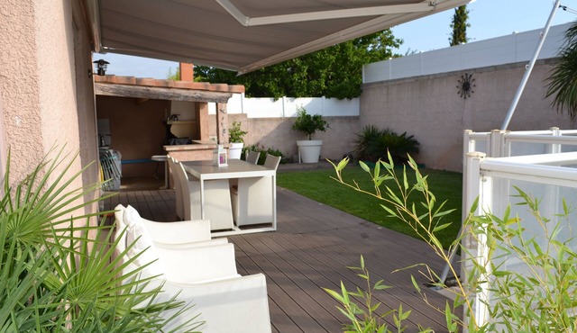 Pool-heated spa house