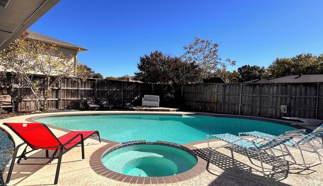 Pool, Heated spa, Pickleball court, BBQ, Sleep 16