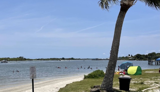 Pool home 1.5 blocks from the river & 10 mins to the beach.