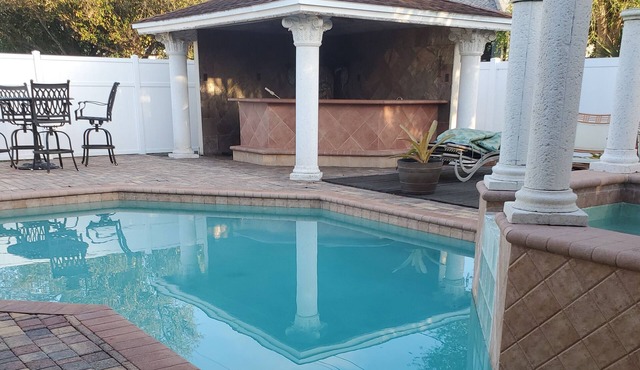 Pool home 3 bed/3 bath with tiki bar & hot tub
