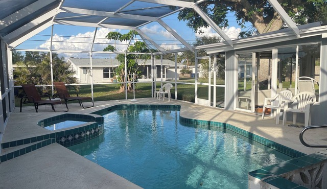 Pool Home- 3BR 2BA House Near Beaches & all that Beautiful Venice as to offer!