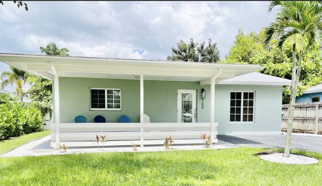 POOL HOME! - A Charming Vanderbilt Beach Cottage