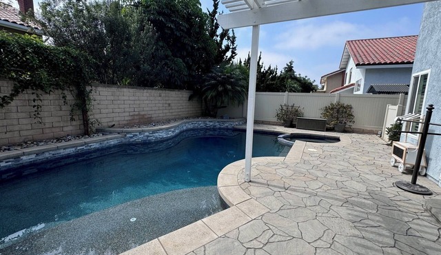Pool Home away from home near Beaches/Disneyland and shopping! Clean and quiet.