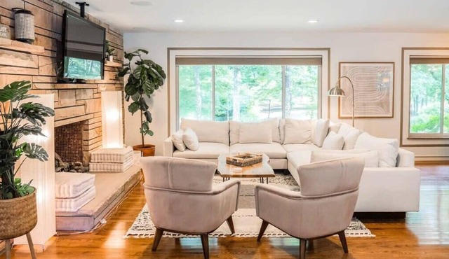 POOL HOME on 1 acre! Perf for groups & families!