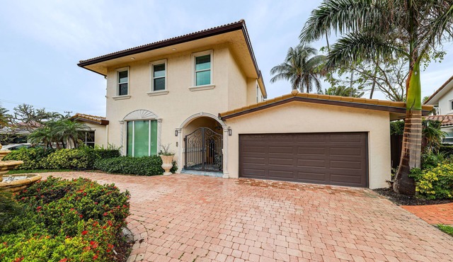 Pool & Home Theater: Lighthouse Point Home!