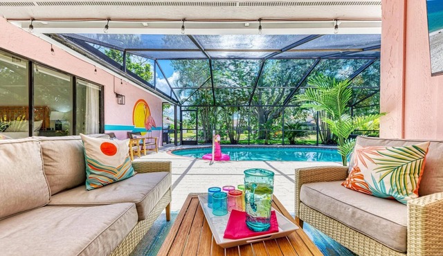 Pool home w/outdoor TV! Close to AMI beaches, IMG, parks, boat launches, shops!