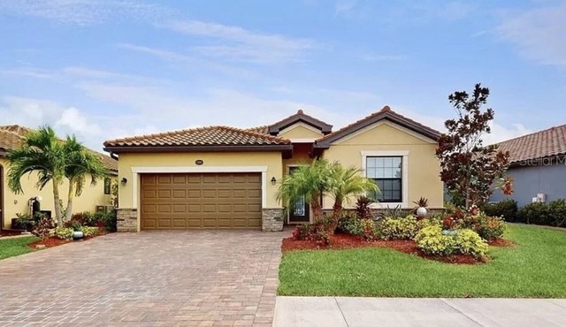 Pool home with hot tub,Dog friendly, club house, weight room, and more