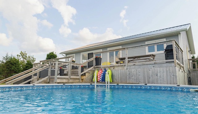 Pool & Hot Tub - Modern Cottage with River Access mins to Cavendish & Kensington