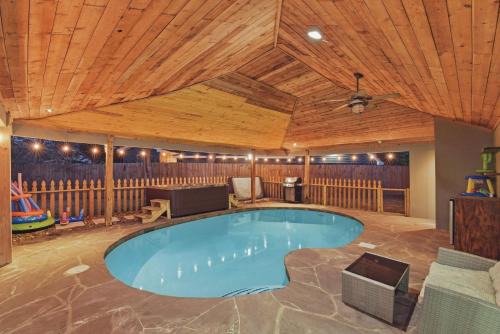 Pool Hot-Tub - 4 BR Luxury Home in Friendswood