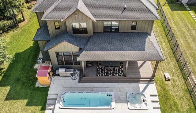 Pool, Hot Tub All Year! Fire Pit, Sauna, Walk To Beach