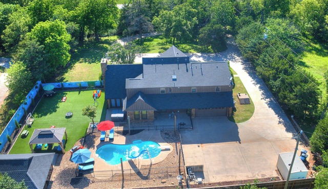 POOL, HOT TUB, AMAZING TURF, GAMES GALORE LUXURY VILLA IN OKC